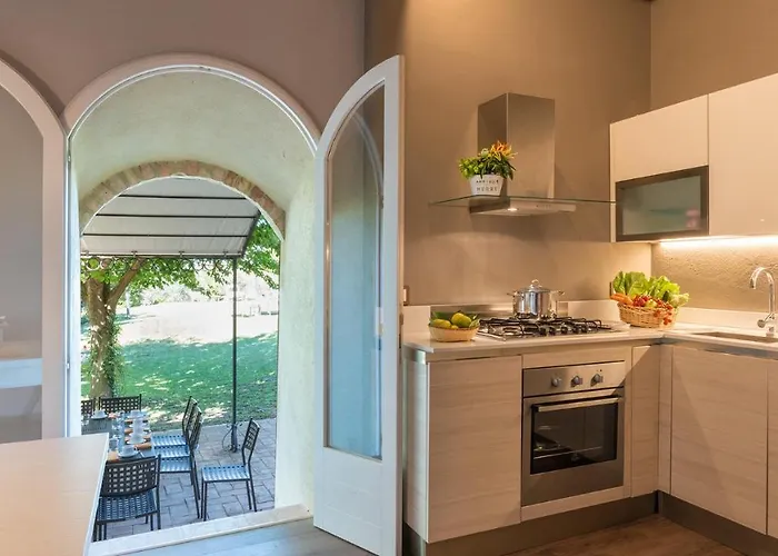 Finestra Su 16, Emma Villa *